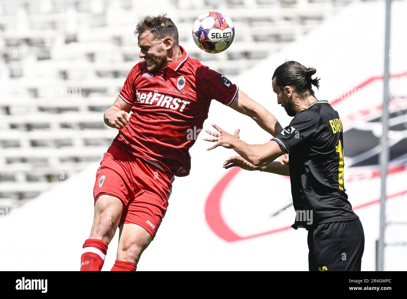 Antwerpen, Belgien. 28. Mai 2023. Vincent Janssen aus Antwerpen und Christian Burgess aus der Union kämpfen um den Ball während eines Fußballspiels zwischen dem Royal Antwerpen FC RAFC und der Royale Union Saint-Gilloise, Sonntag, den 28. Mai 2023 in Antwerpen, am 5. Tag der Champions-Play-offs in der ersten Division der „Jupiler Pro League“ der belgischen Meisterschaft. BELGA FOTO TOM GOYVAERTS Kredit: Belga News Agency/Alamy Live News Stockfoto