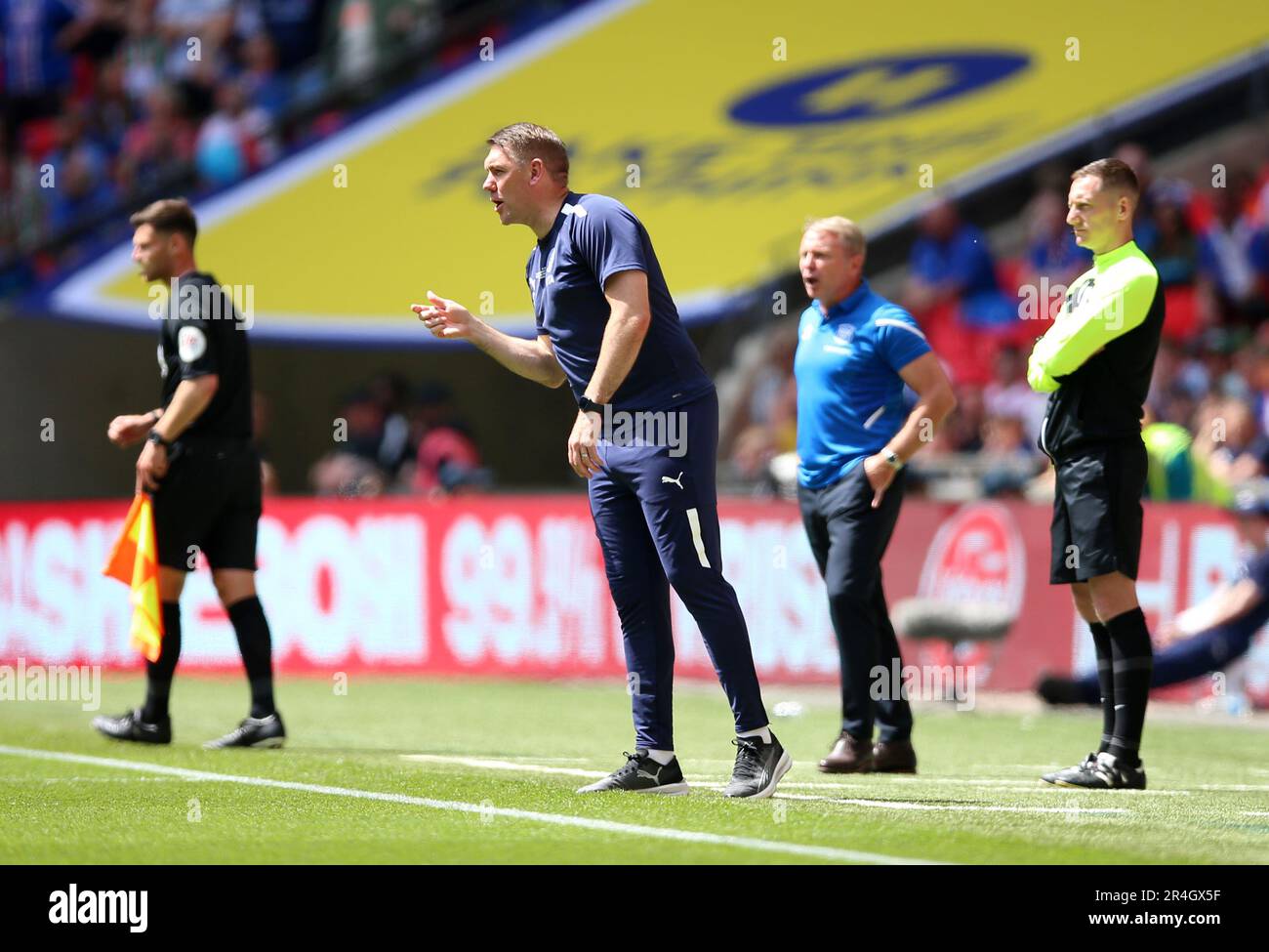 Stockport County Manager Dave Challinor (Zentrum) an der Kontaktlinie