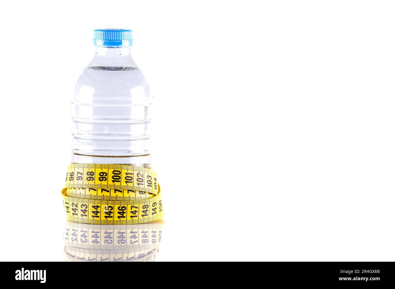 Wasserflasche, isolierte Kunststoffwasserflasche mit Seitenansicht, umgeben von gelbem Band oder Maßband auf weiß mit Reflexion. Fit, gesund Stockfoto
