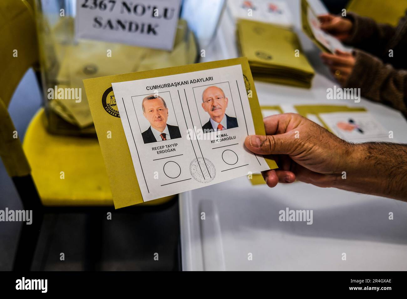 Ein Wahlbeauftragter zeigt während der zweiten Runde der türkischen Präsidentschaftswahlen 2023 ein Stimmzettel mit Fotos von Recep Tayyip Erdogan und Kemal Kilicdaroglu. Die Türkei ging zum zweiten Mal zu den Präsidentschaftswahlen. (Foto: Murat Kocabas / SOPA Images/Sipa USA) Stockfoto