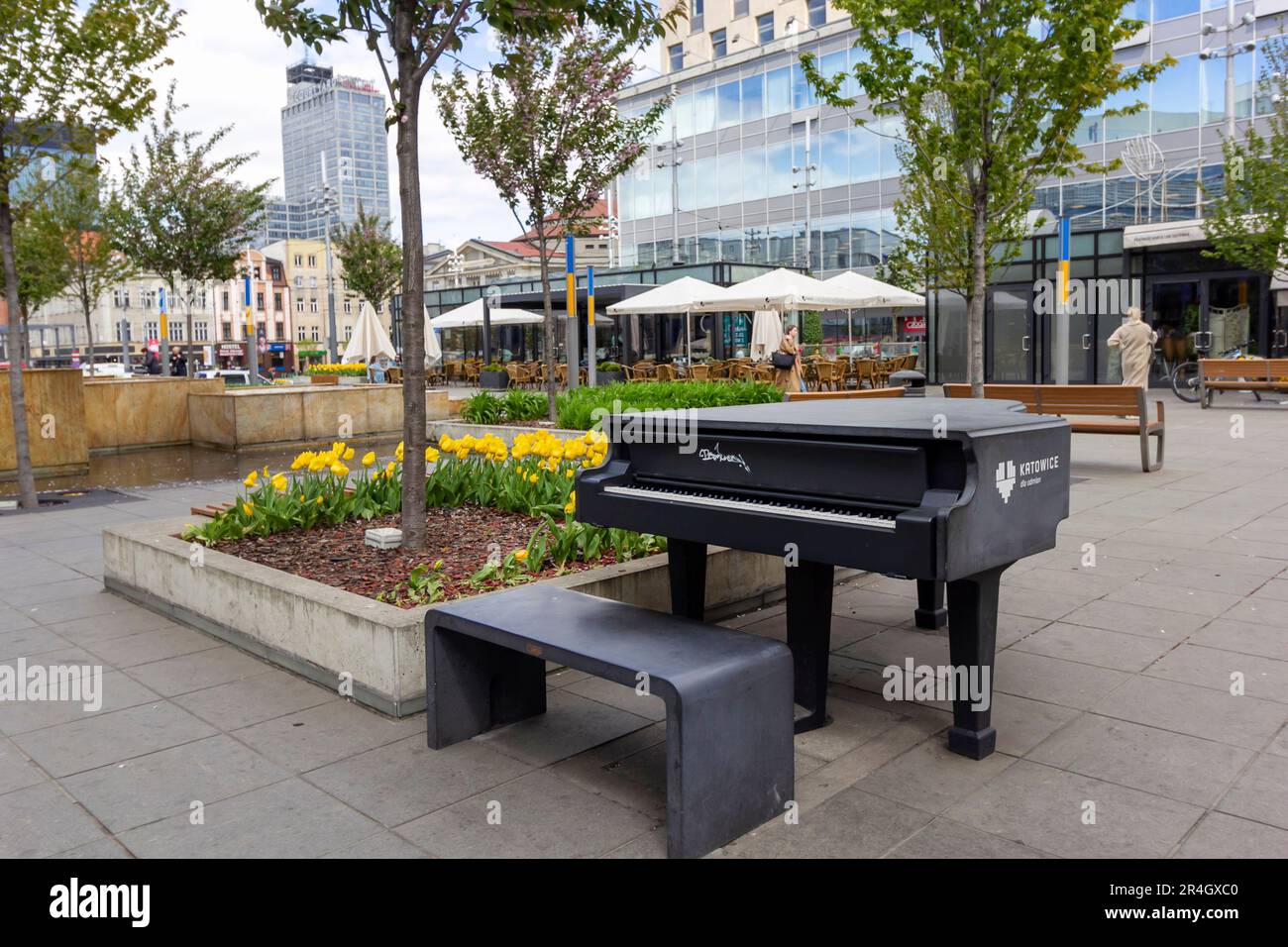 Das Klavier steht im Zentrum von Kattowitz, Schlesien, Polen. Ein öffentlicher Raum, der einen gesunden Lebensstil mit Musik verbindet. Mai 2023 Stockfoto