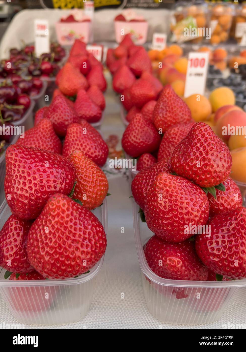 Erdbeeren, Frische, Reife Erdbeeren In Kunststoffschsseln Mit