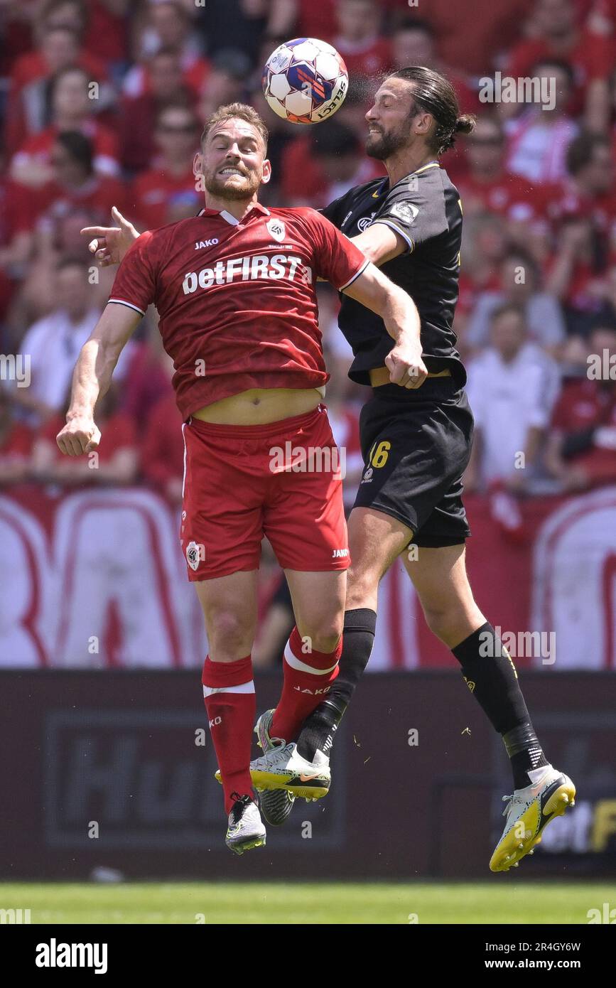 Antwerpen, Belgien. 28. Mai 2023. Vincent Janssen aus Antwerpen und Christian Burgess aus der Union kämpfen um den Ball während eines Fußballspiels zwischen dem Royal Antwerpen FC RAFC und der Royale Union Saint-Gilloise, Sonntag, den 28. Mai 2023 in Antwerpen, am 5. Tag der Champions-Play-offs in der ersten Division der „Jupiler Pro League“ der belgischen Meisterschaft. BELGA FOTO LAURIE DIEFFEMBACQ Kredit: Belga News Agency/Alamy Live News Stockfoto