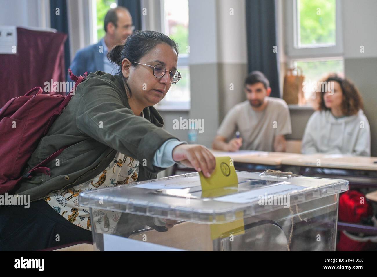 Istanbul, T¨¹rkiye. 28. Mai 2023. Eine Wählerin gibt ihre Stimme in einem Wahllokal in Istanbul, T¨¹rkiye, ab 28. Mai 2023 ab. Die Abstimmung beginnt in der Präsidentschaftsrunde von T¨¹rkiye am Sonntag, in der der amtierende Präsident Recep Tayyip Erdogan und sein führender Kandidat Kemal Kilicdaroglu um das Präsidentenamt kandidieren. Kredit: Omer Kuscu/Xinhua/Alamy Live News Stockfoto