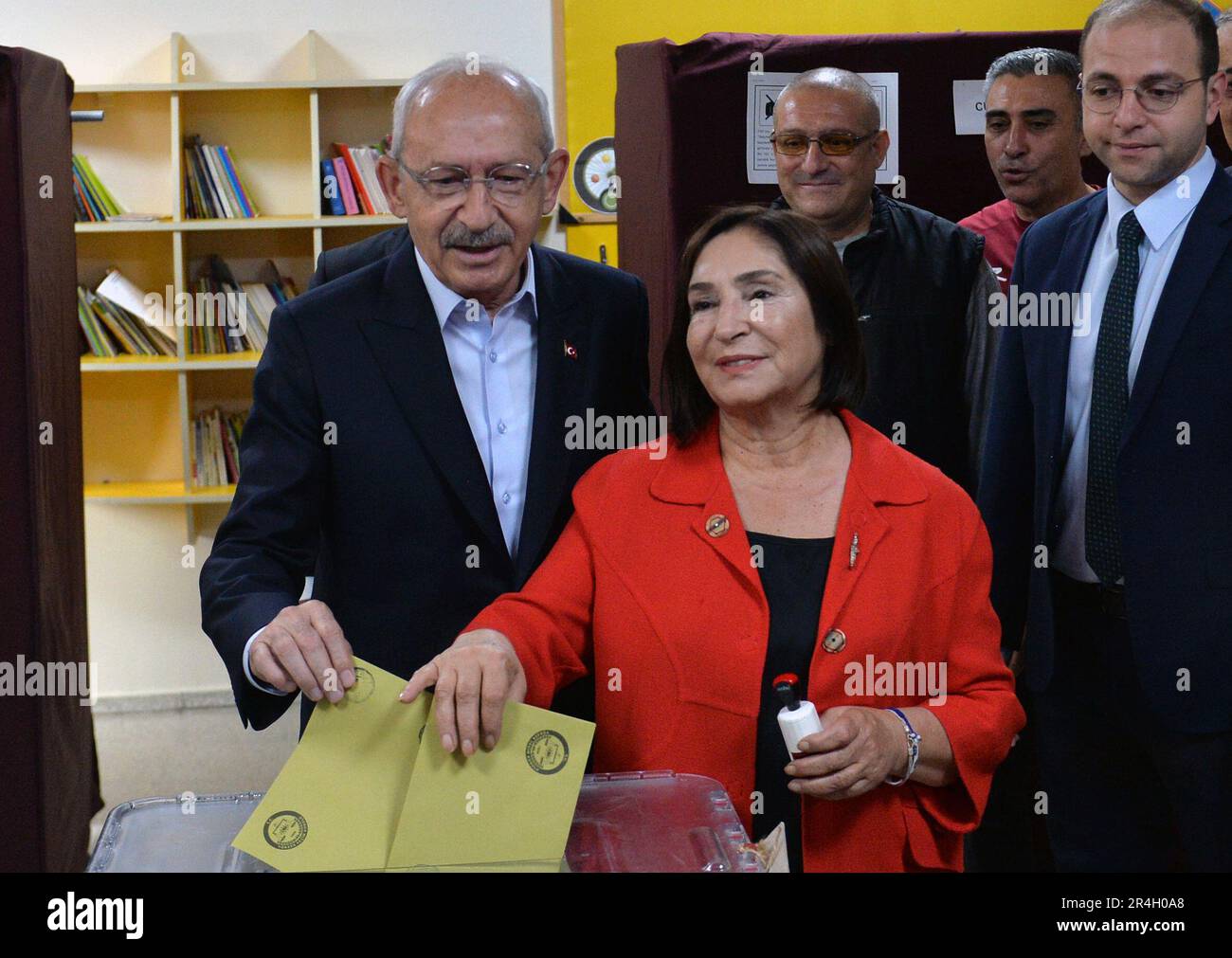 (230528) -- ANKARA, 28. Mai 2023 (Xinhua) -- Kemal Kilicdaroglu (1. l), Führer der Mitte-Links-Republikanischen Volkspartei, gibt seine Stimme in Ankara, T¨¹rkiye, 28. Mai 2023 ab. Die Abstimmung beginnt in der Präsidentschaftsrunde von T¨¹rkiye am Sonntag, in der der amtierende Präsident Recep Tayyip Erdogan und sein führender Kandidat Kemal Kilicdaroglu um das Präsidentenamt kandidieren. (Mustafa Kaya/Unterlagen über Xinhua) Stockfoto