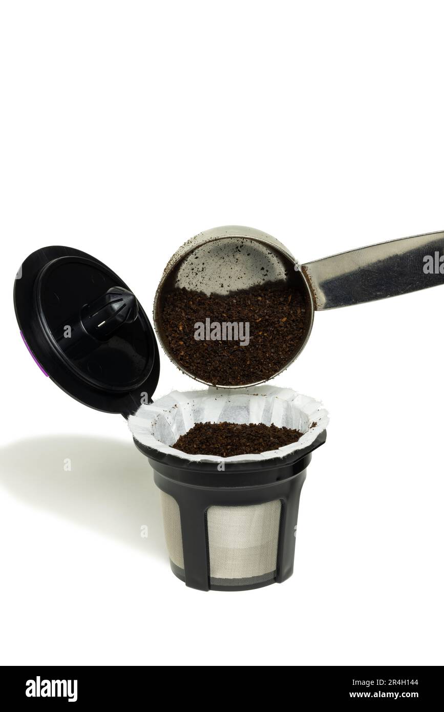 Eine wiederverwendbare K-Tasse, die mit Kaffeesatz gefüllt ist. Stockfoto