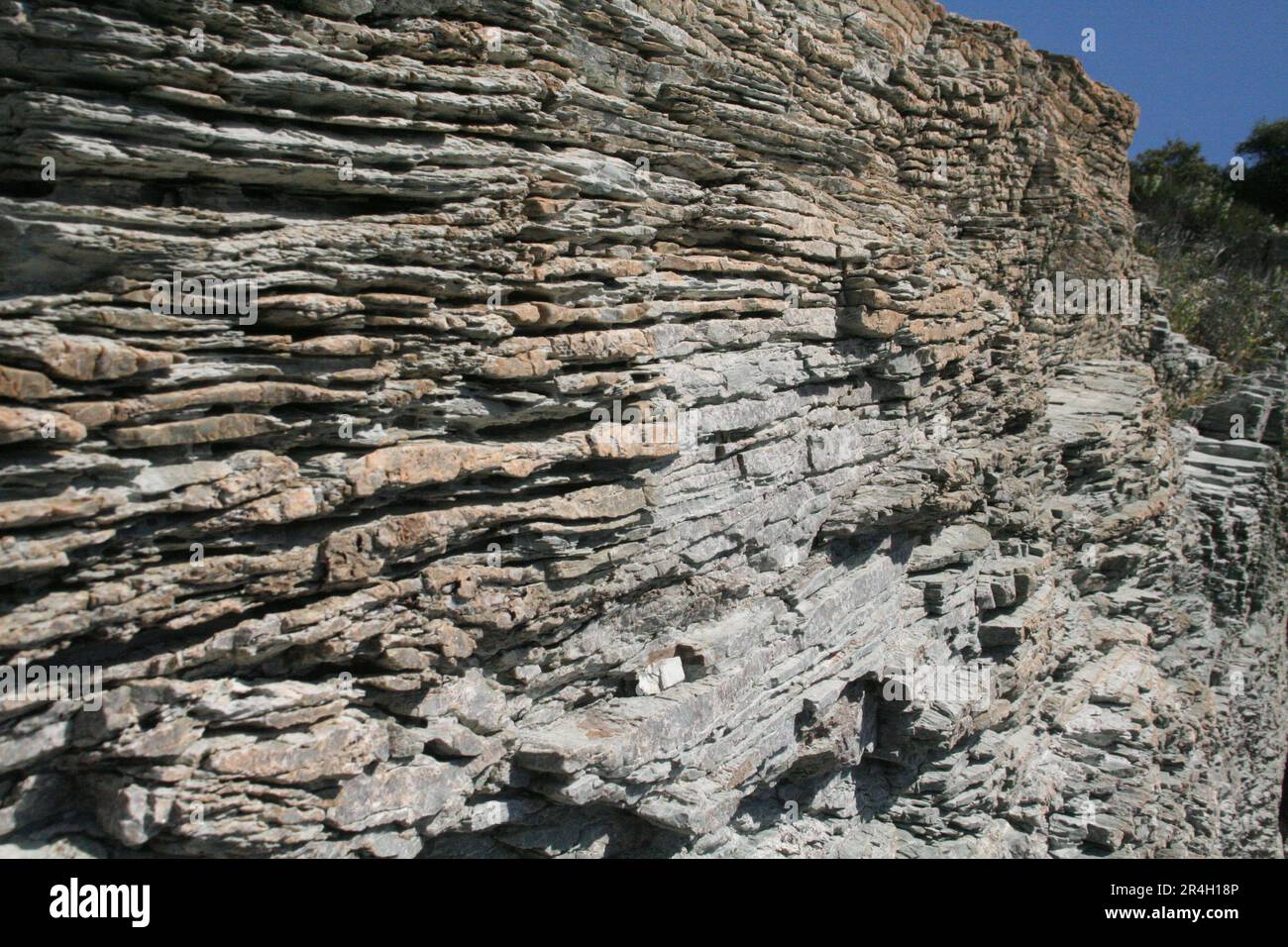 Natürliche Küstenfelsformation Oberfläche raues Material Nahaufnahme strukturiertes Wandmuster Hintergrund rissige Grunge-Klippen Oberfläche Stockfoto