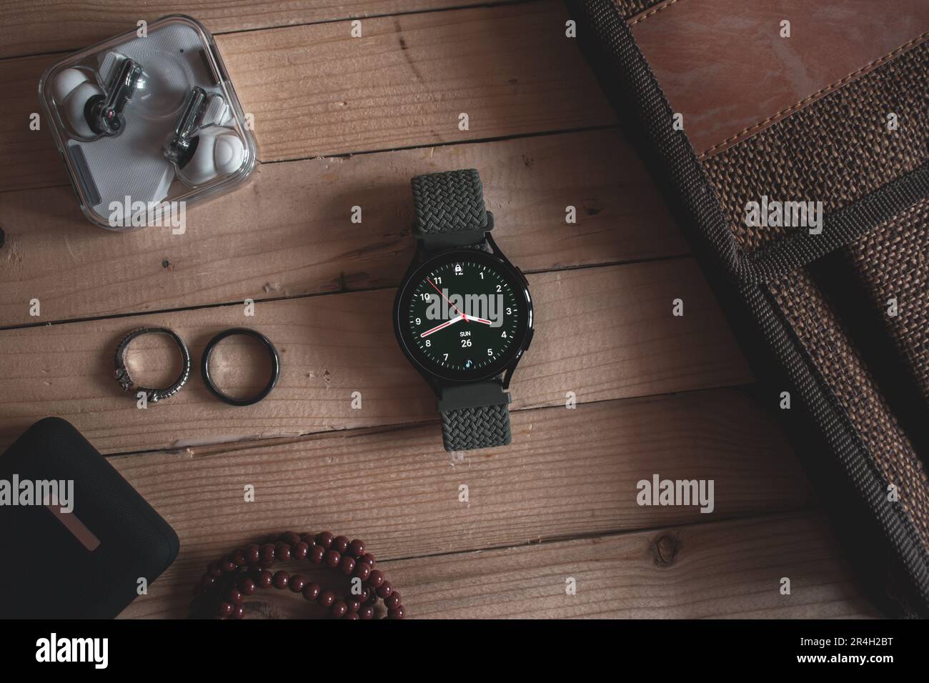 Smartwatch auf einem Holztisch Stockfoto