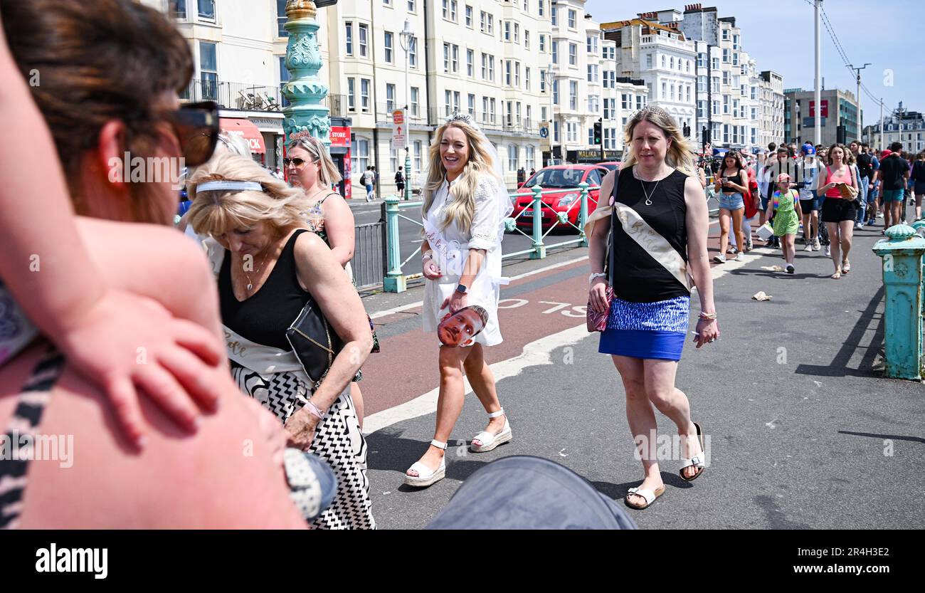 Brighton UK 28. Mai 2023 - Massen und Bräute genießen einen wunderschönen heißen, sonnigen Tag an der Brighton Seafront während des Feiertagswochenendes mit Temperaturen von über 20 Grad in einigen Teilen des Vereinigten Königreichs : Credit Simon Dack / Alamy Live News Stockfoto
