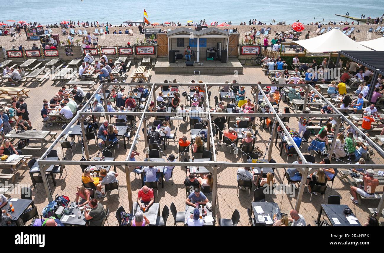 Brighton UK 28. Mai 2023 - die Bars am Meer von Brighton sind vollgepackt, da die Menschenmassen einen wunderschönen heißen sonnigen Tag während des Feiertagswochenendes mit Temperaturen von über 20 Grad in einigen Teilen des Vereinigten Königreichs genießen : Credit Simon Dack / Alamy Live News Stockfoto