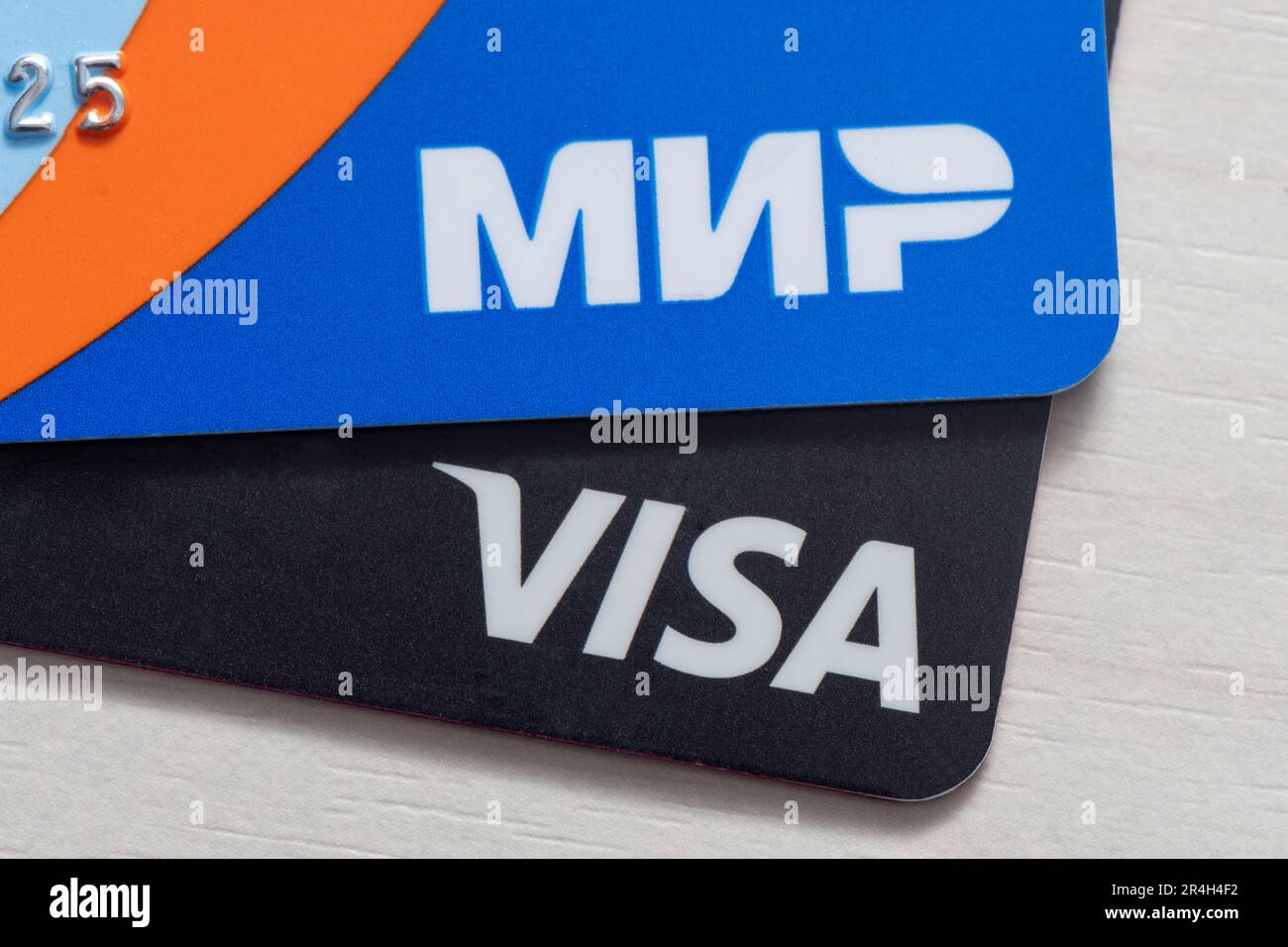 Visakarte und mir-Karte, Nahaufnahme. Visa ist ein amerikanisches Zahlungssystem. Mir ist ein von der russischen Zentralbank betriebenes Zahlungssystem Stockfoto