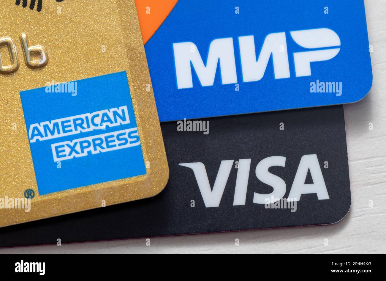 Visa-, American Express- und mir-Karten wurden in Nahaufnahme aufgenommen. Visa und Amex sind amerikanische Zahlungssysteme. Mir ist ein von Russland betriebenes Zahlungssystem Stockfoto