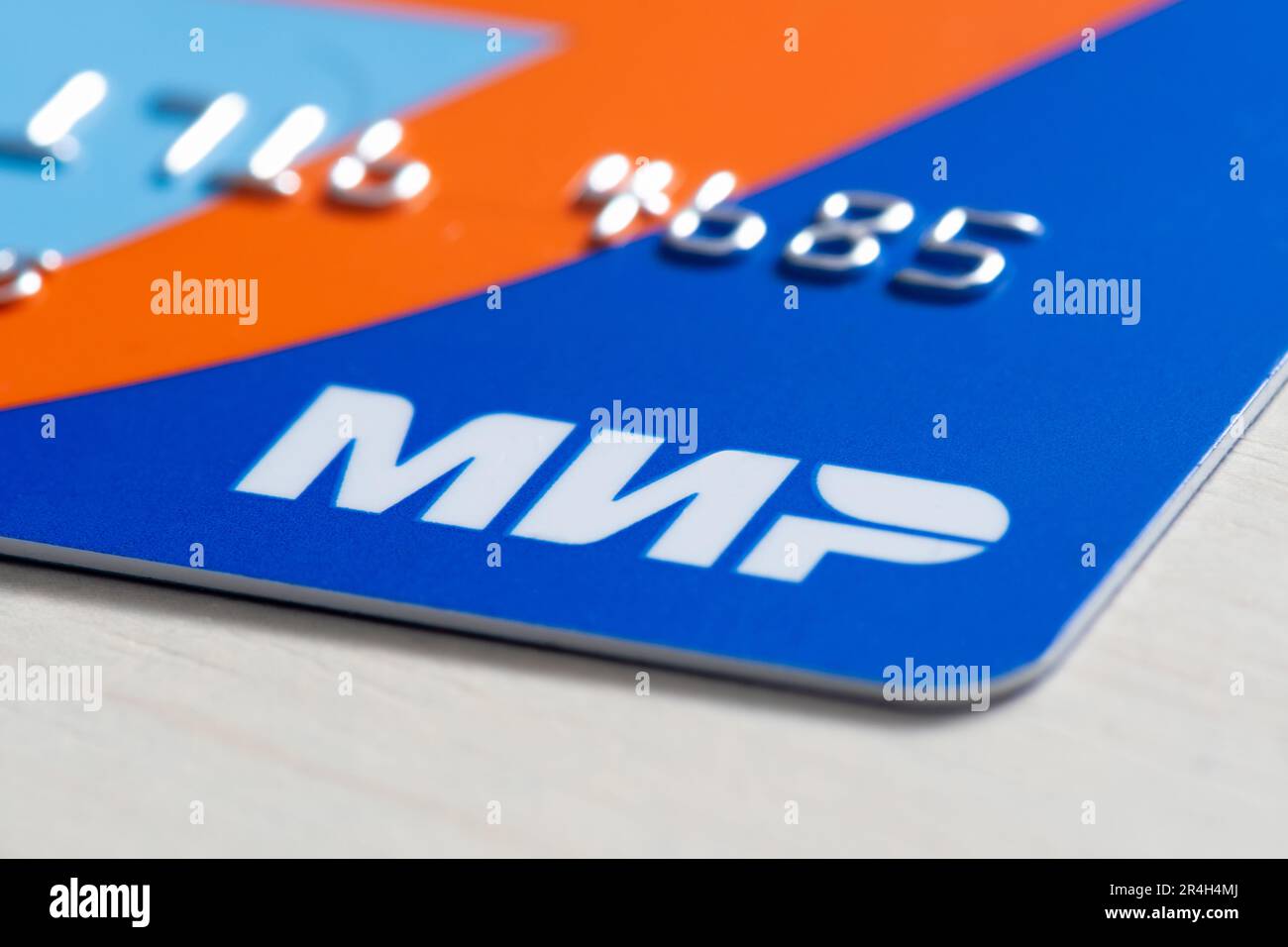 Detail einer russischen mir-Karte, Nahaufnahme. Bei mir handelt es sich um ein Kartenzahlungs- und -Abhebungssystem, das von der Zentralbank der Russischen Föderation betrieben wird Stockfoto