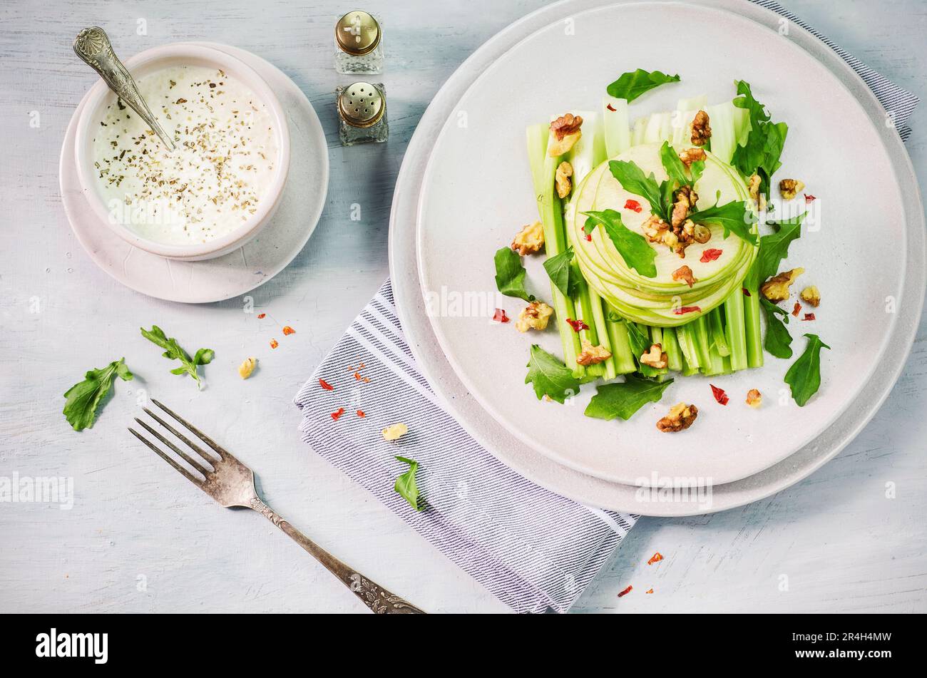 Waldorf-Salat mit grünen Äpfeln, Sellerie, Brunnenkresse und gerösteten Walnüssen auf einem Teller. Stockfoto