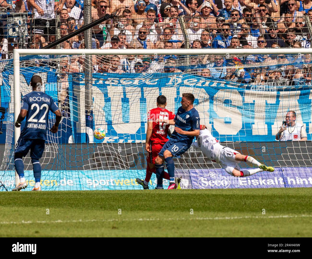Sport, Fußball, Bundesliga, 2022/2023, VfL Bochum vs. Bayer 04 Leverkusen 3-0, Vonovia Ruhr Stadium, Spielszene, 1-0 Tor, f.l.t.r.r.l. Christopher Antwi Adjei (VfL), Nadiem Amiri (Lev), Torschütze Philipp Foerster (VfL), Hüter Lukas Hradecky (Lev), die DFL-VORSCHRIFTEN VERBIETEN DIE VERWENDUNG VON FOTOS ALS BILDSEQUENZEN UND/ODER QUASI-VIDEO Stockfoto