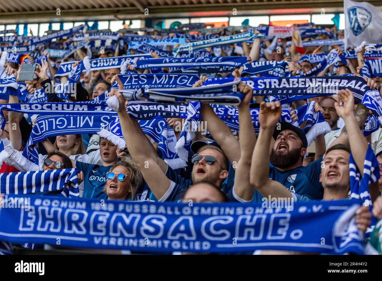 Sport, Fußball, Bundesliga, 2022/2023, VfL Bochum vs. Bayer 04 Leverkusen 3-0, Vonovia Ruhr Stadion, Besucher, Bochum Fans haben Spaß und präsentieren ihre Clubschals, DFL-VORSCHRIFTEN VERBIETEN DIE VERWENDUNG VON FOTOS ALS BILDSEQUENZEN UND/ODER QUASI-VIDEO Stockfoto