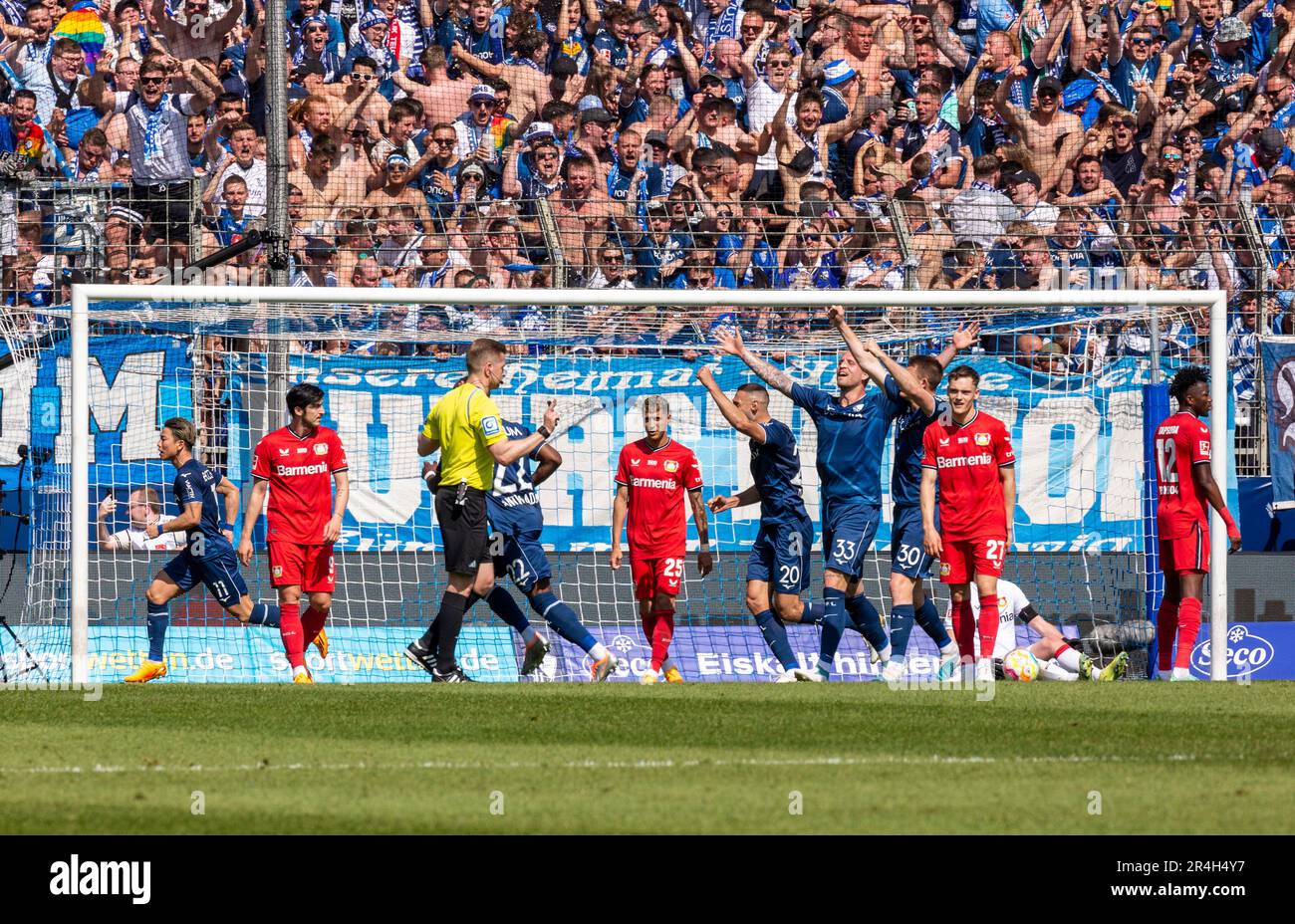 Sports, Football, Bundesliga, 2022/2023, VfL Bochum vs. Bayer 04 Leverkusen 3-0, Vonovia Ruhr Stadium, Spielszene, jubeln am 2-0. Tor, f.l.t.r. Torschütze Takuma Asano (VfL), Sardar Azmoun (Lev), Schiedsrichter Tobias Welz, Christandro Adjios (Velei), Veli Afei Alejlo (Velei), Veli Alepiel (Veli), Veli Alejos (Veli Alez) Dominique Heintz (VfL), Florian Richard Wirtz (Lev), Halter Lukas Hradecky (Lev) Covered, Edmond Faycial Tapsoba (Lev), DFL-VORSCHRIFTEN VERBIETEN DIE VERWENDUNG VON FOTOGRAFIEN ALS BILDSEQUENZEN UND/ODER QUASI-VIDEO Stockfoto