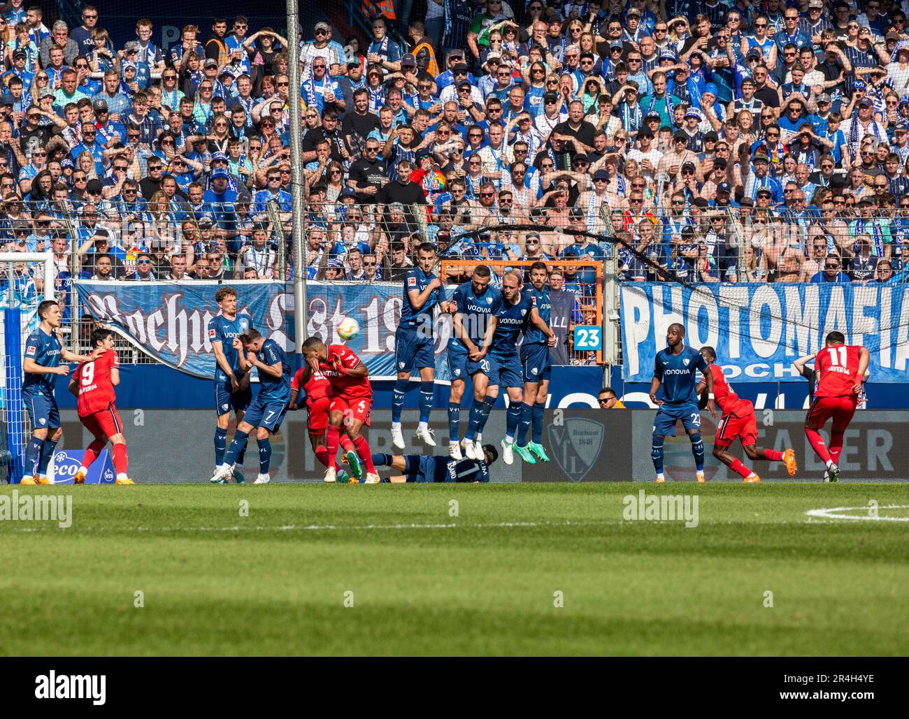 Sport, Fußball, Bundesliga, 2022/2023, VfL Bochum vs. Bayer 04 Leverkusen 3-0, Vonovia Ruhr Stadium, Spielszene, Freistoß, f.l.t.r. Keven Schlotterbeck (VfL), Sardar Azmoun (Lev), Patrick Osterhage (VfL), Kevin Stoeger (VfL), Jonathan Tah (Lev), Erhan Masovic (VfL), Ivan Ordets (VfL), Philipp Hofmann (VfL), Anthony Losilla (VfL), Christopher Antwi Adjei (VfL), Jeremie Agyekum Frimpong (Lev), Nadiem Amiri (Lev), DFL-VORSCHRIFTEN VERBIETEN JEGLICHE VERWENDUNG VON FOTOGRAFIEN UND/ODER QUASI-VIDEOSEQUENZEN Stockfoto