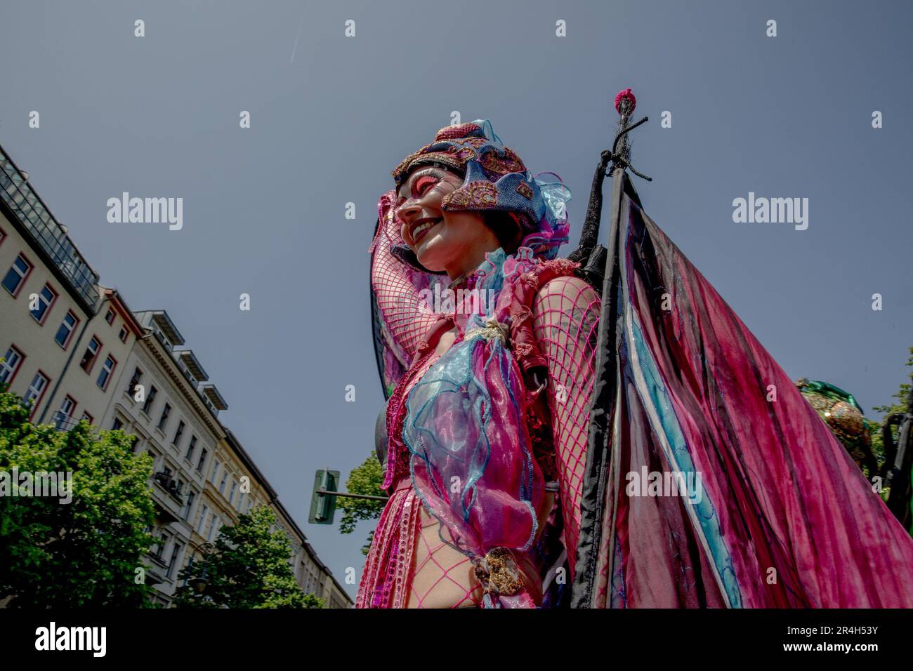 28. Mai 2023, Berlin, Deutschland: Nach einer dreijährigen Pause aufgrund der Pandemie kam der Strassenumzug des Karneval der Kulturen am Sonntag, den 28. Mai 2023, triumphierend zurück. Die Route zeigte die Vielfalt und den Reichtum der Berliner Kulturlandschaft und die Verschmelzung von Traditionen weltweit. Farbenfrohe Wagen, exquisit gefertigte Kostüme und lebhafte Darbietungen faszinierten das Publikum und boten ein sensorisches Fest an Sehenswürdigkeiten und Klängen. Tanztruppen, Musiker, kulturelle Vereinigungen und Community-Gruppen mit unterschiedlichem Hintergrund kamen zusammen, um ihr Erbe zu feiern und zu teilen Stockfoto