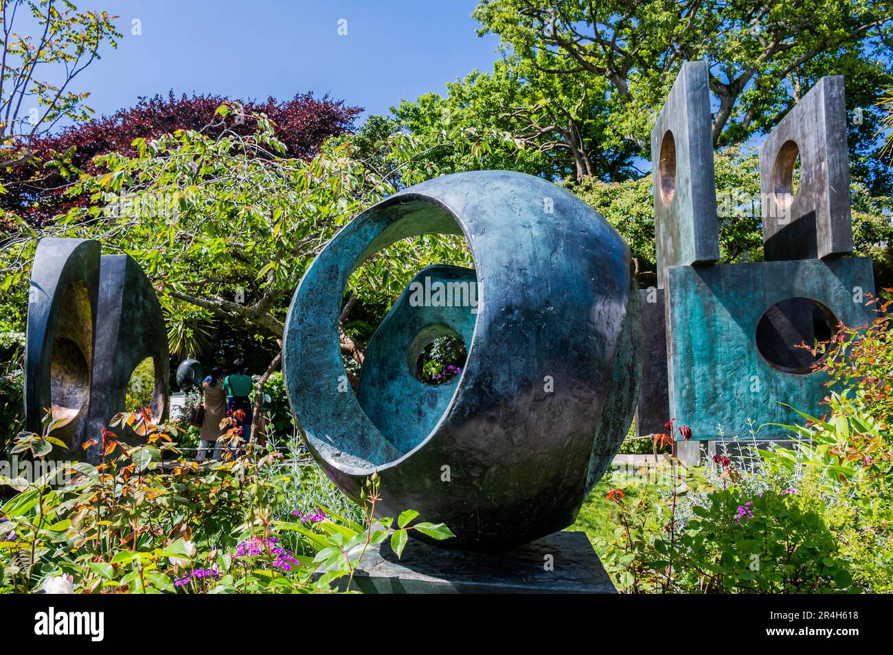 Bronzeform (Patmos) 1962-3, Guss 1963 mit zwei Formen (geteilter Kreis) 1969, und Vierkant (Durchlauf) 1966. Bronze - Barbara Hepworth Museum and Sculpture Garden, betrieben von der Tate St Ives. Sonniges Wetter für das Feiertagswochenende in St. Ives. Stockfoto