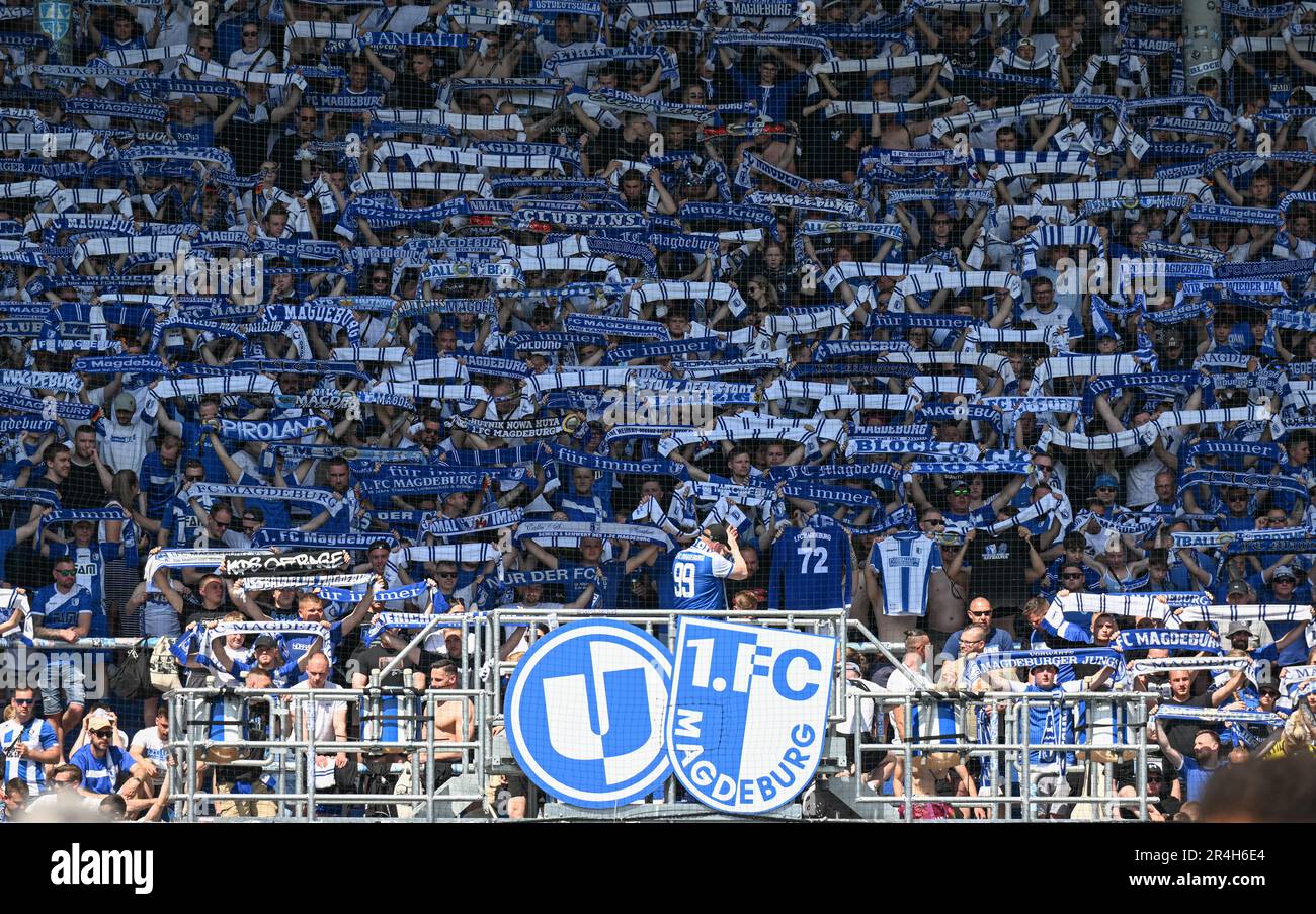 Magdeburg, Deutschland. 28. Mai 2023. Fußball, 2. Bundesliga, 1. FC Magdeburg - Arminia Bielefeld, Matchday 34, MDCC-Arena. FCM-Fans unterstützen ihr Team von der Tribüne aus. Kredit: Hendrik Schmidt/dpa - WICHTIGER HINWEIS: Gemäß den Anforderungen der DFL Deutsche Fußball Liga und des DFB Deutscher Fußball-Bund ist es verboten, im Stadion aufgenommene Fotos und/oder das Spiel in Form von Sequenzbildern und/oder videoähnlichen Fotoserien zu verwenden oder verwenden zu lassen./dpa/Alamy Live News Stockfoto