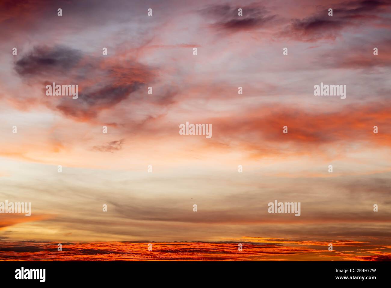 Sonnenuntergang Orange Farbe bewölkt Himmel Hintergrund in der Abendzeit. Stockfoto