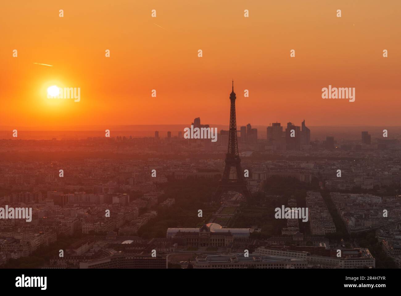 Ein schöner Sonnenuntergang im Mai mit Blick auf den Eiffelturm von der Aussichtsplattform des Montparnasse-Turms. Stockfoto