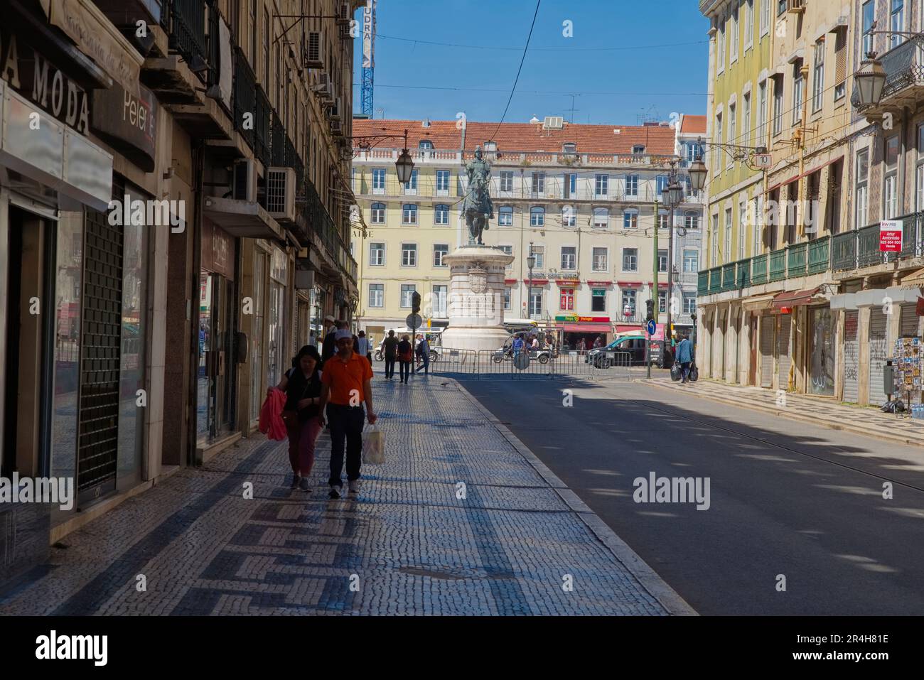 Das Zentrum von Lissabon besteht aus breiten Straßen mit Straßenbahnseilen und Gleisen Stockfoto