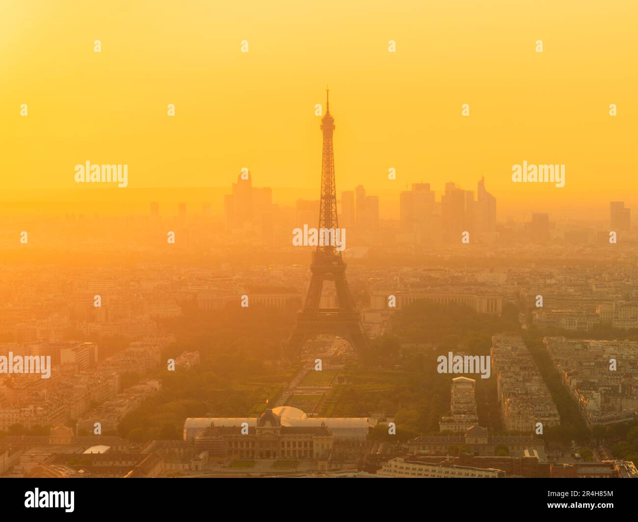 Die Golden Hour beleuchtet den abendlichen Dunst in Paris an einem schönen Abend von der Aussichtsplattform des Montparnasse-Turms. Stockfoto