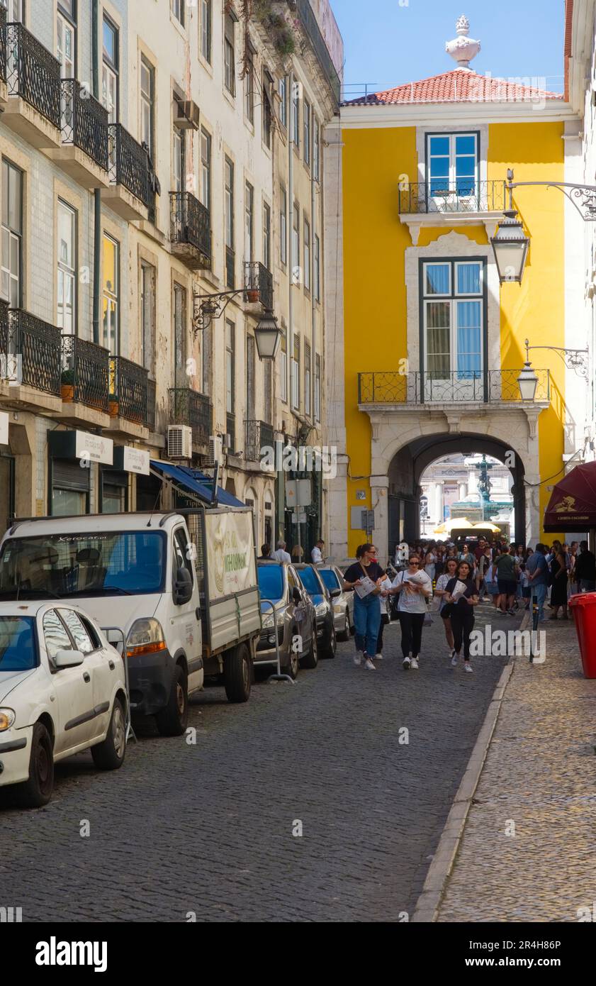 Die engen Gassen rund um den Hauptplatz von Lissabon sind voller Touristen Stockfoto
