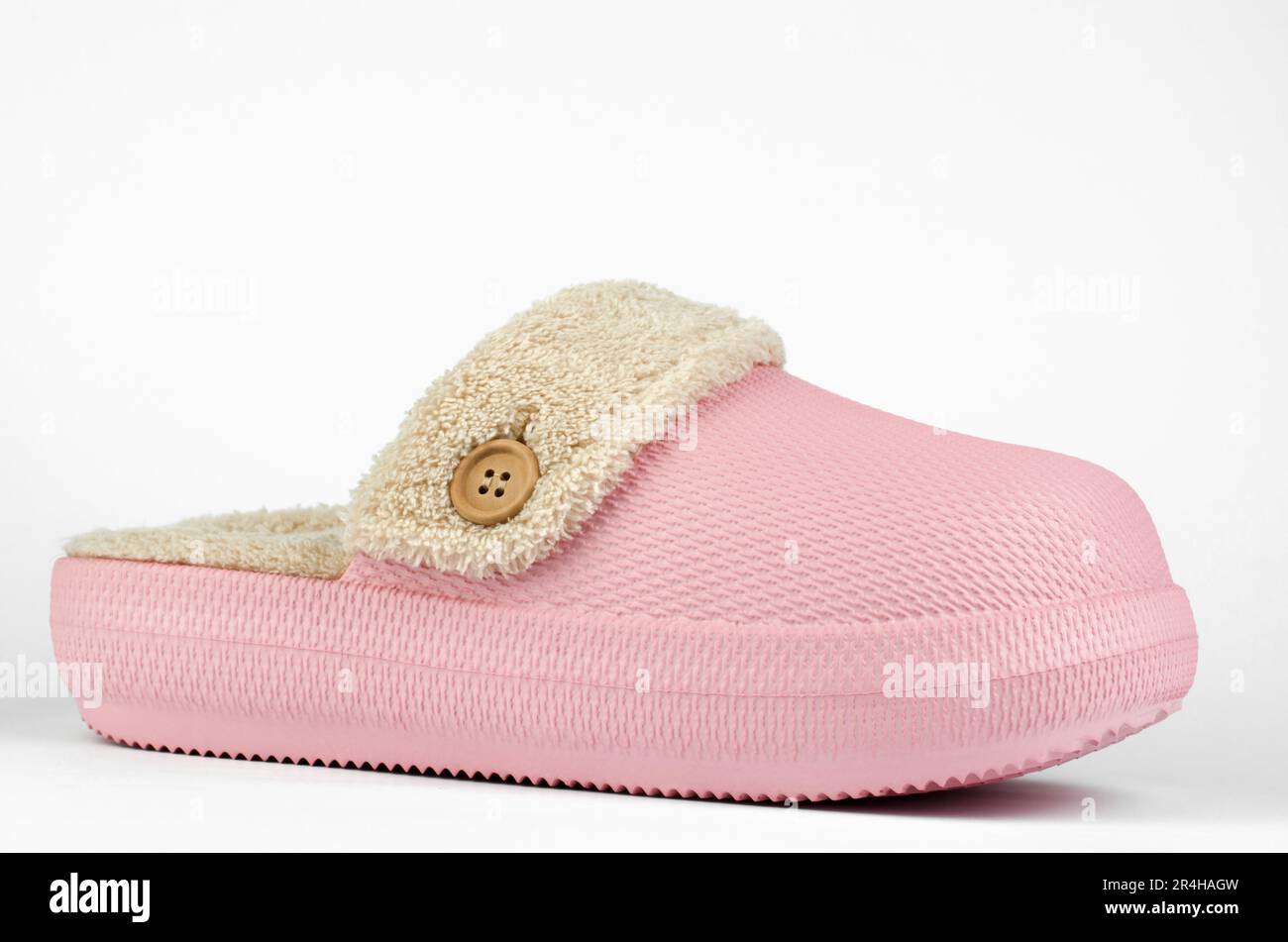 Warme Hausschuhe mit Fell auf weißem Hintergrund Stockfoto