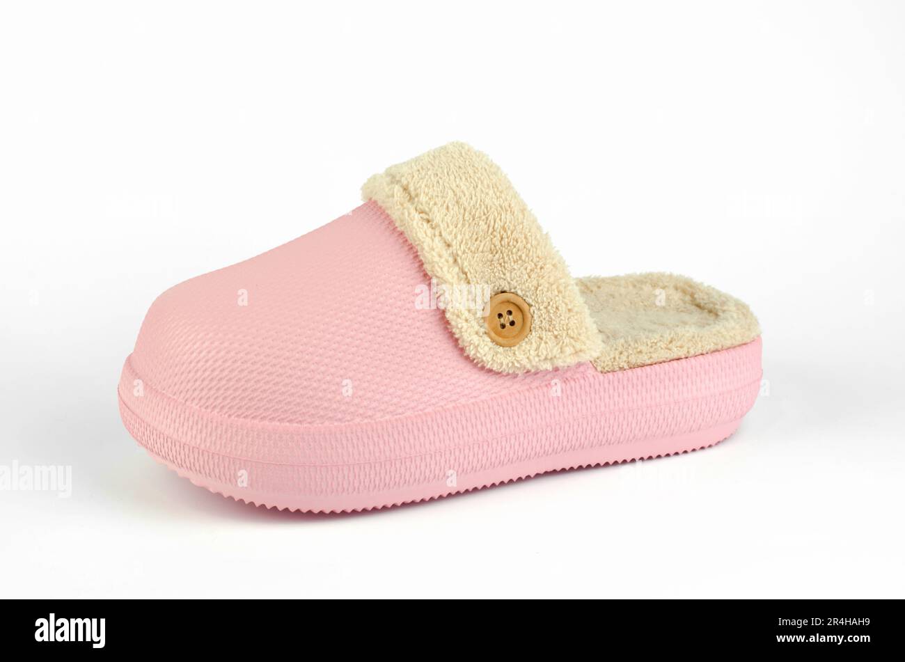 Warme Hausschuhe mit Fell auf weißem Hintergrund Stockfoto