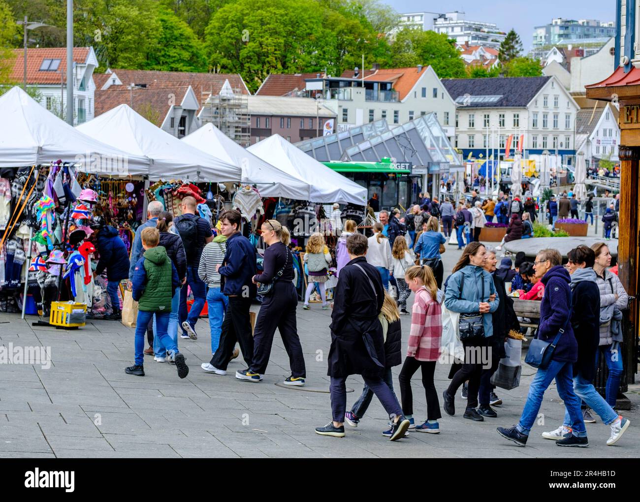 Stavanger, Rogaland, Norwegen, Mai 19 2023, Open Air Street Market In Der Innenstadt Von Stavanger Mit Vielen Shoppern Und Touristen Stockfoto