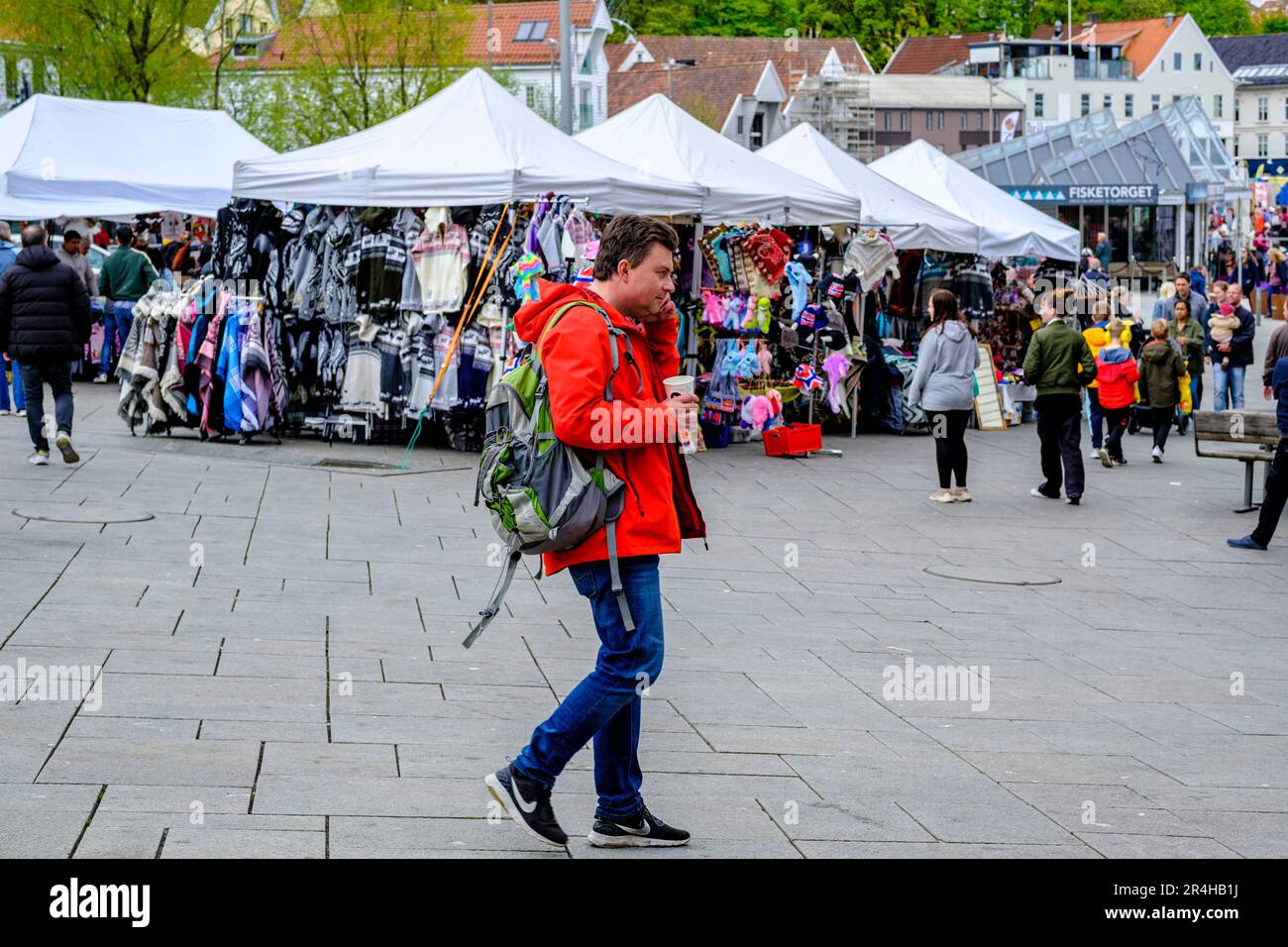 Stavanger, Rogaland, Norwegen, Mai 19 2023, Open Air Street Market In Der Innenstadt Von Stavanger Mit Vielen Shoppern Und Touristen Stockfoto