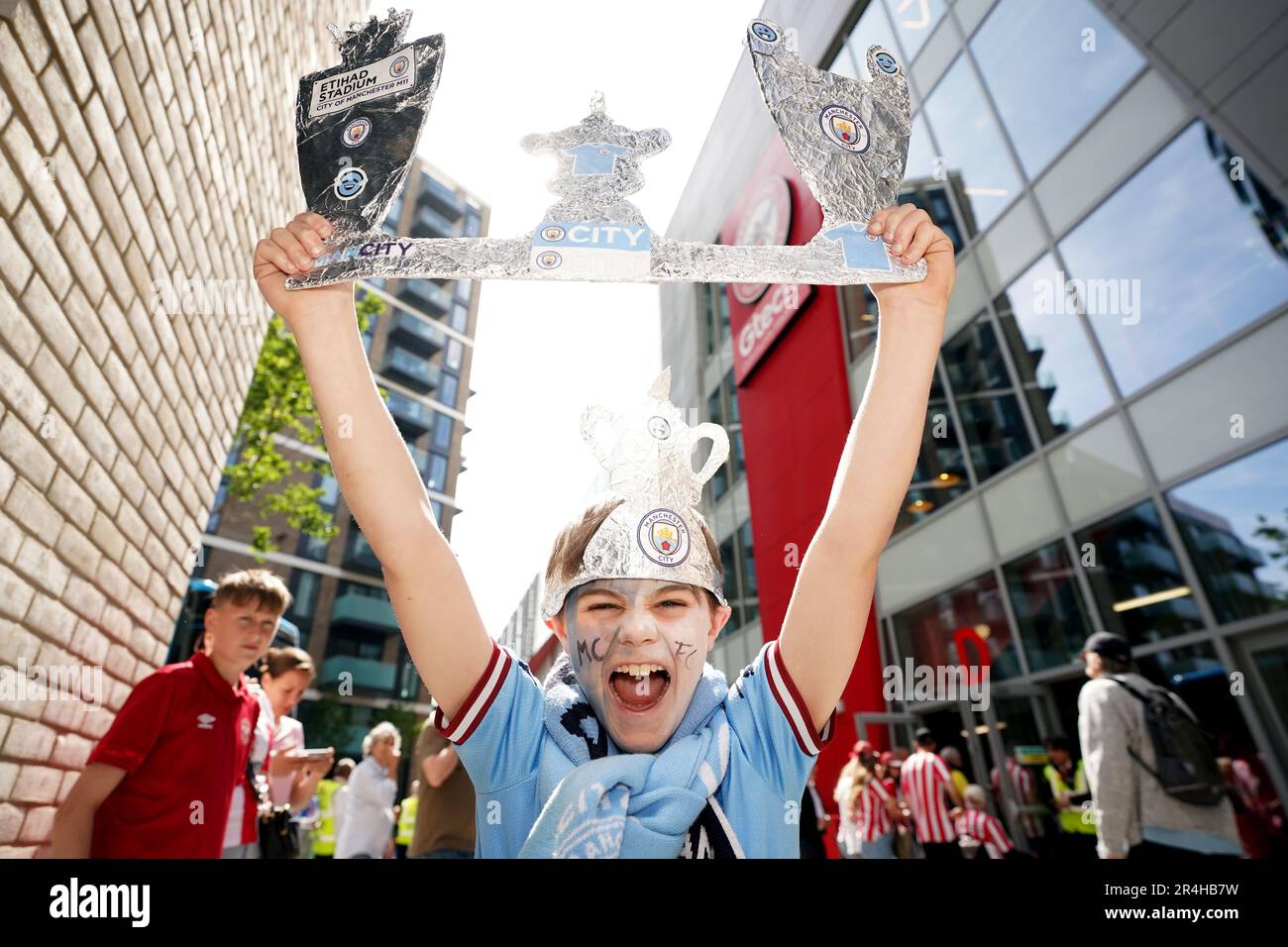 Ein Manchester City-Fan mit einem selbstgemachten Trophäenschild, das vor dem Spiel der Premier League im GTECH Community Stadium in London abgebildet ist. Foto: Sonntag, 28. Mai 2023. Stockfoto