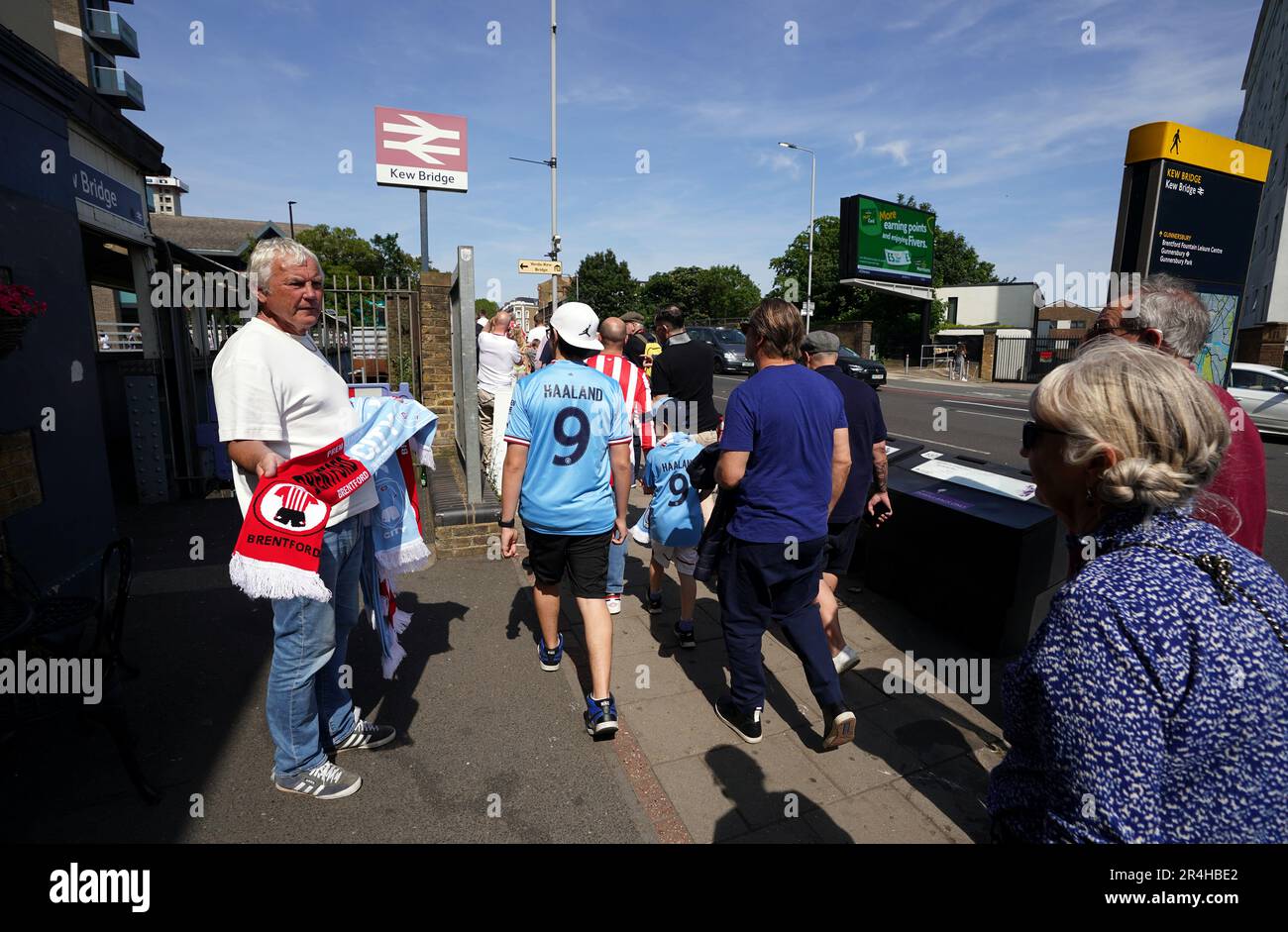 Die Fans von Manchester City begeben sich vor dem Spiel der Premier League im GTECH Community Stadium in London zum Stadion. Foto: Sonntag, 28. Mai 2023. Stockfoto