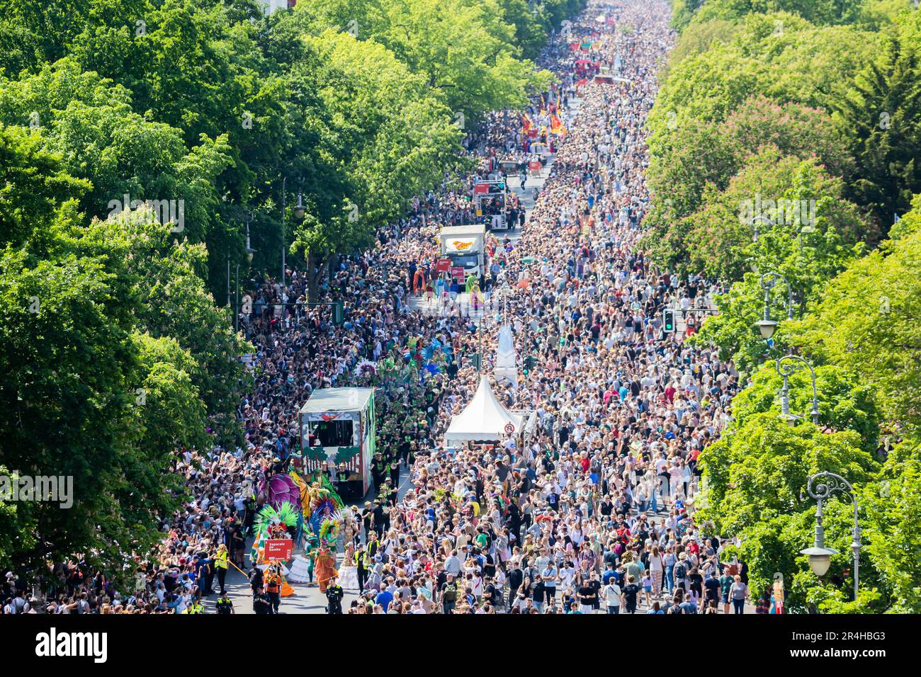 Berlin, Deutschland. 28. Mai 2023. Die Parade des Karnevals der Kulturen bewegt sich in Berlin-Kreuzberg inmitten der Zuschauer über die Hasenheide. Nachdem das Straßenfest dreimal aufgrund der Pandemie abgesagt wurde, findet es wieder statt und erreicht seinen Höhepunkt mit der Parade. Kredit: Christoph Soeder/dpa/Alamy Live News Stockfoto