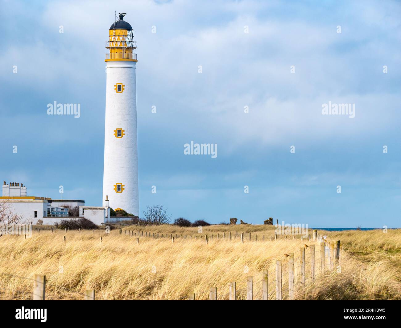 Barns Ness deaktivierte den Leuchtturm von Stevenson an der Küste in grasbedeckten Dünen, East Lothian, Schottland, Großbritannien Stockfoto