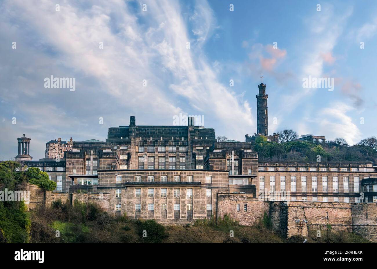 Edinburghs große Gebäude in der Winterdämmerung. St Andrews House, Hauptsitz der schottischen Regierung und Calton Hill Monuments, Schottland, Großbritannien Stockfoto