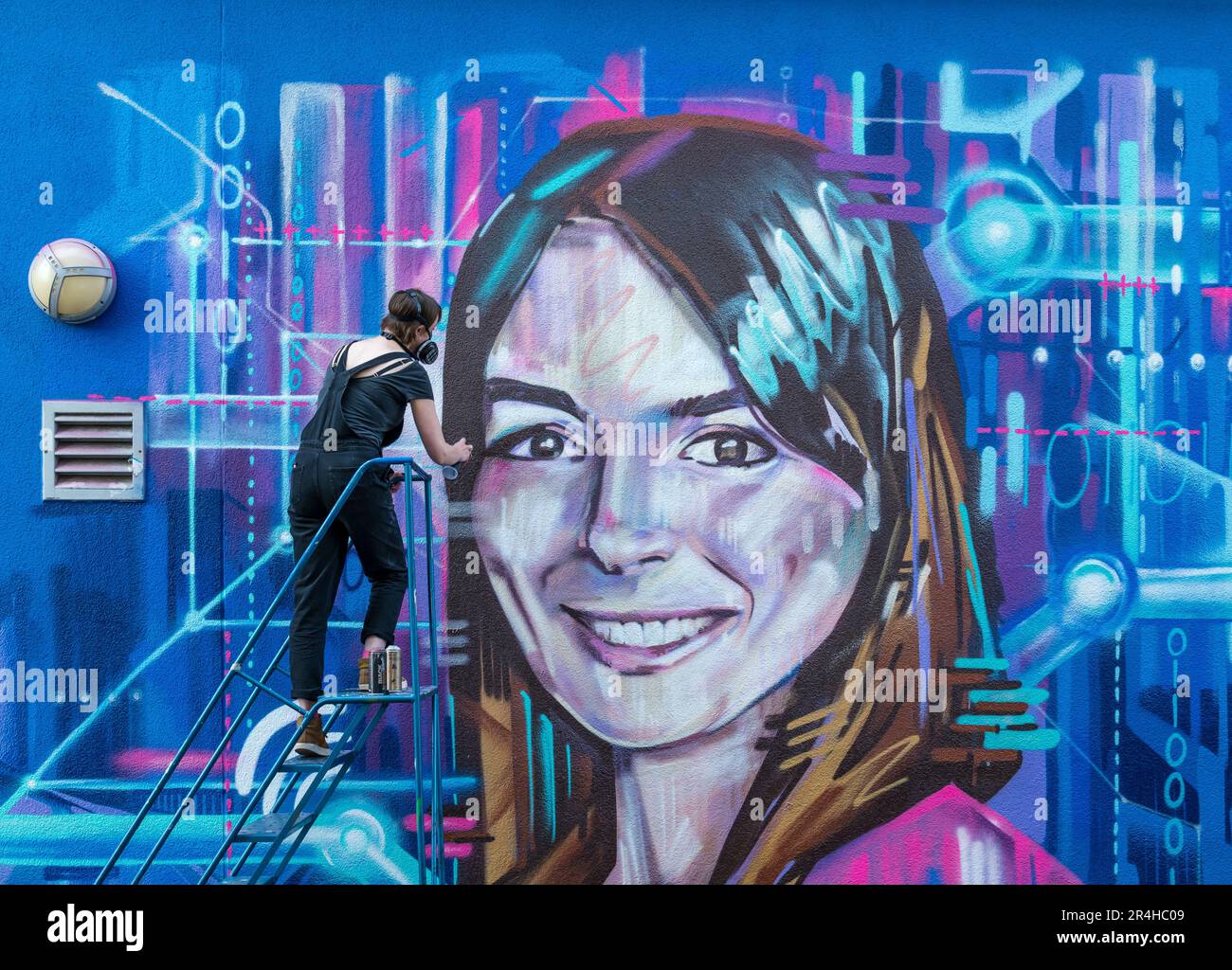 Graffiti-Wandgemälde von CEO Natalie Duffield zur Feier der Frauen in STEM-Spray, gemalt von Künstlerin Shona Hardie für das Edinburgh Science Festival, Schottland, Großbritannien Stockfoto