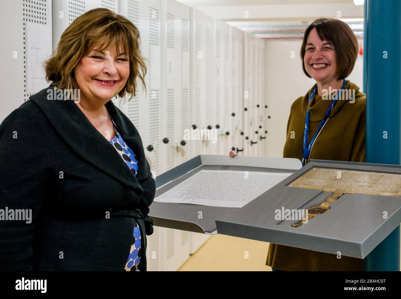 Fiona Hyslop, schottische Ministerin im John Gray Centre Archiv und 700 Jahre alter Robert the Bruce Charter, Haddington, East Lothian, Schottland, Großbritannien Stockfoto