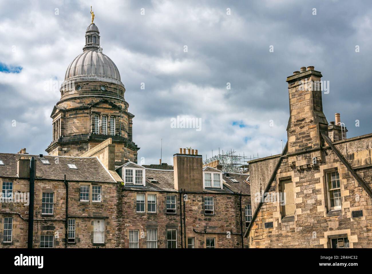 Gewölbte Spitze des Old College, University of Edinburgh mit goldener Zierstatue der Figur der Jugend, Mietgebäude, Schottland, Großbritannien Stockfoto