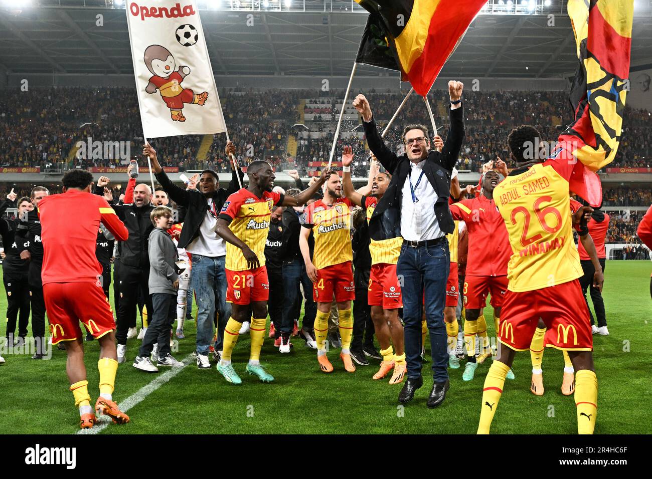 Die Spieler von RC Lens und ihrem Präsidenten Joseph Oughourlian feierten nach dem Sieg und der Qualifikation für die Champions League nach einem Fußballspiel zwischen dem Racing Club de Lens und AC Ajaccio am 37. Spieltag der Ligue 1 Uber Eats Saison 2022-2023 , Am Sonntag , den 27 . Mai 2023 , in Lens , Frankreich . FOTO SPORTPIX | David Catry Stockfoto