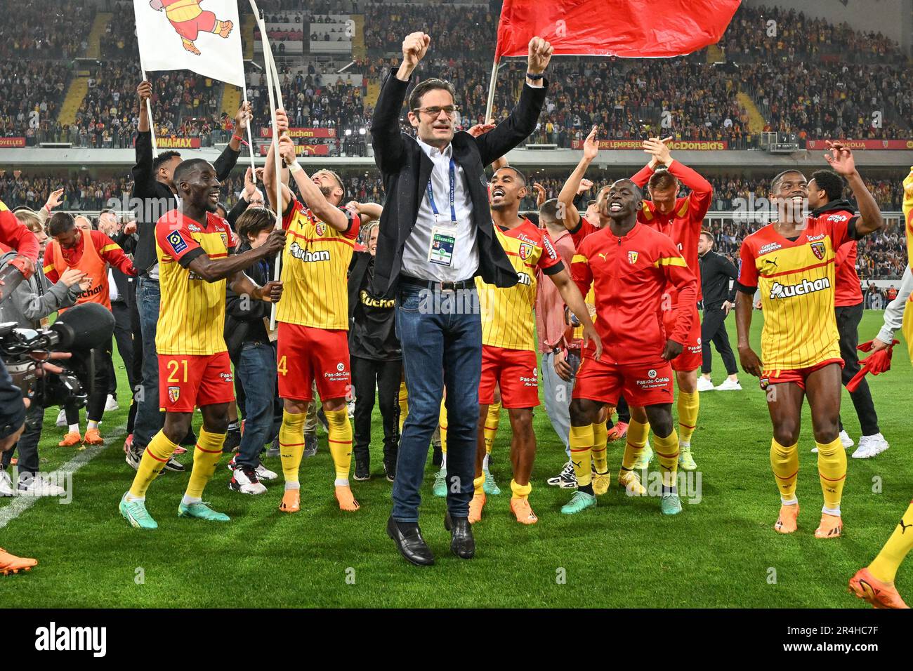 Die Spieler von RC Lens und ihrem Präsidenten Joseph Oughourlian feierten nach dem Sieg und der Qualifikation für die Champions League nach einem Fußballspiel zwischen dem Racing Club de Lens und AC Ajaccio am 37. Spieltag der Ligue 1 Uber Eats Saison 2022-2023 , Am Sonntag , den 27 . Mai 2023 , in Lens , Frankreich . FOTO SPORTPIX | David Catry Stockfoto