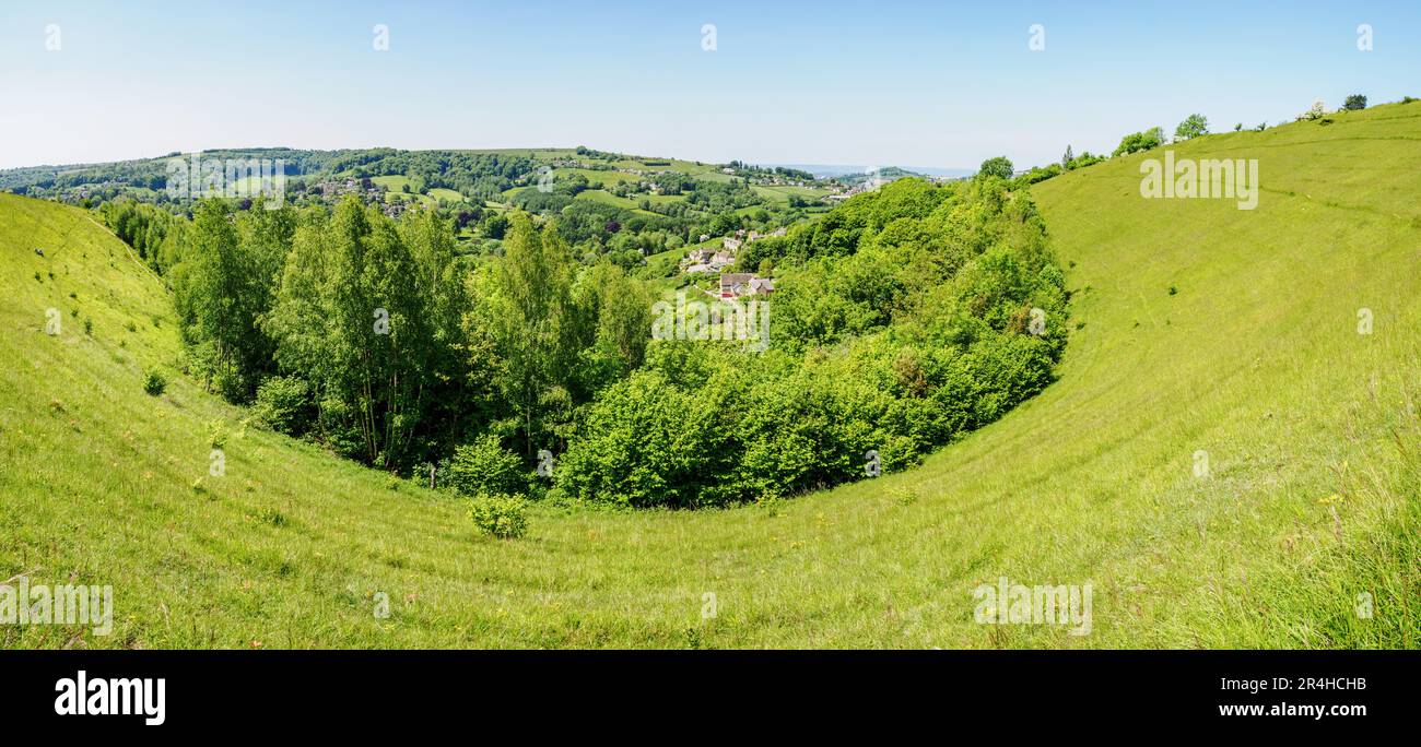 Natürliches Ampitheater an den Hängen des Rodborough Common in Gloucestershire Cotswolds UK Stockfoto
