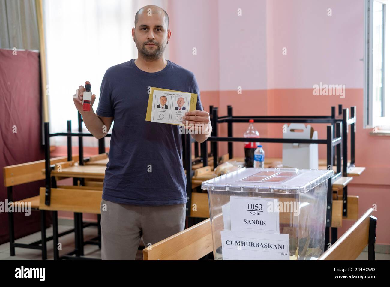 Der Mann ist eine türkische Präsidentschaftswahl. Der Mann hält die Wahlurne an der Wahlurne, um für die türkischen Präsidentschaftswahlen 2023 zu stimmen. Stockfoto