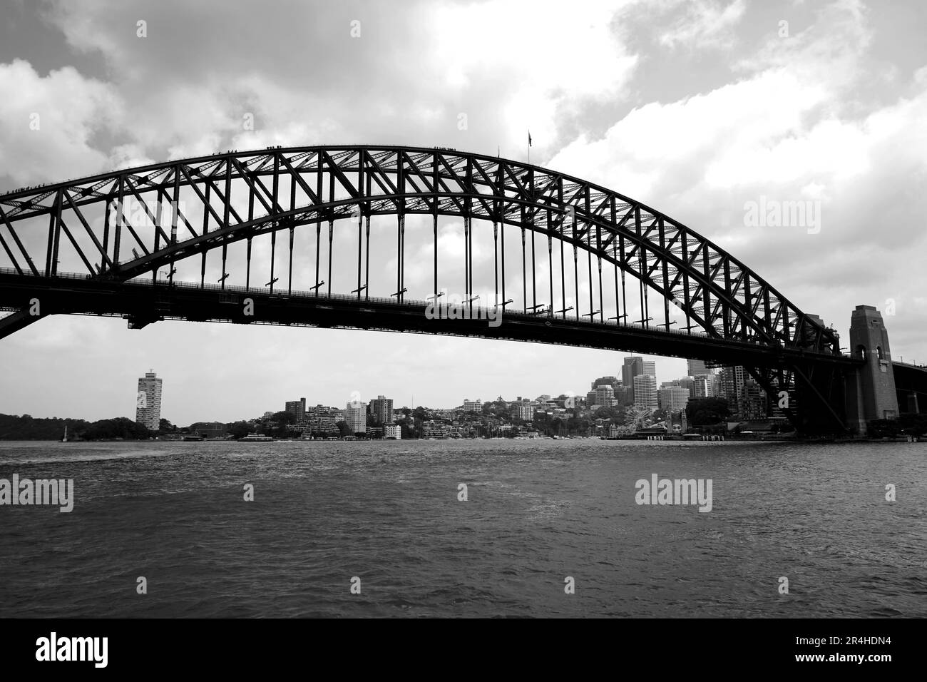 Sydney, NSW Australien - 16-12-2019: Blick auf die Sydney Harbour Bridge von einer Fähre. Stockfoto