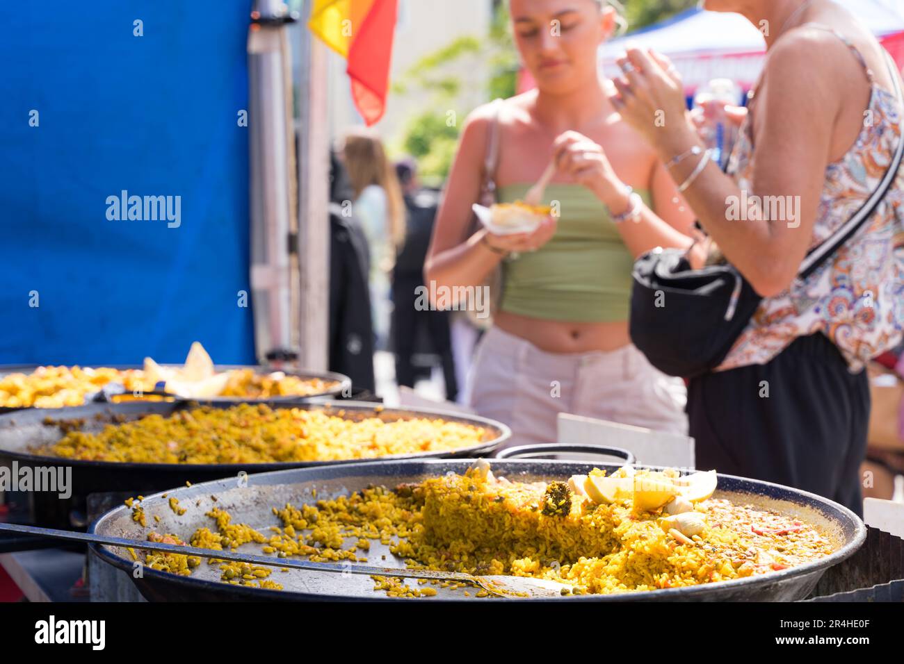Greenwich London UK 27. Mai 2023 Wetter in Großbritannien. Große Menschenmassen in Cutty Sark London an einem sehr sonnigen und warmen Samstag und genießen eine kleine Hitzewelle im Frühsommer. Kredit: Xiu Bao/Alamy Live News Stockfoto