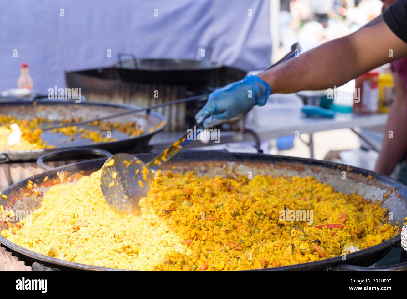Greenwich London UK 27. Mai 2023 Wetter in Großbritannien. Große Menschenmassen in Cutty Sark London an einem sehr sonnigen und warmen Samstag und genießen eine kleine Hitzewelle im Frühsommer. Kredit: Xiu Bao/Alamy Live News Stockfoto