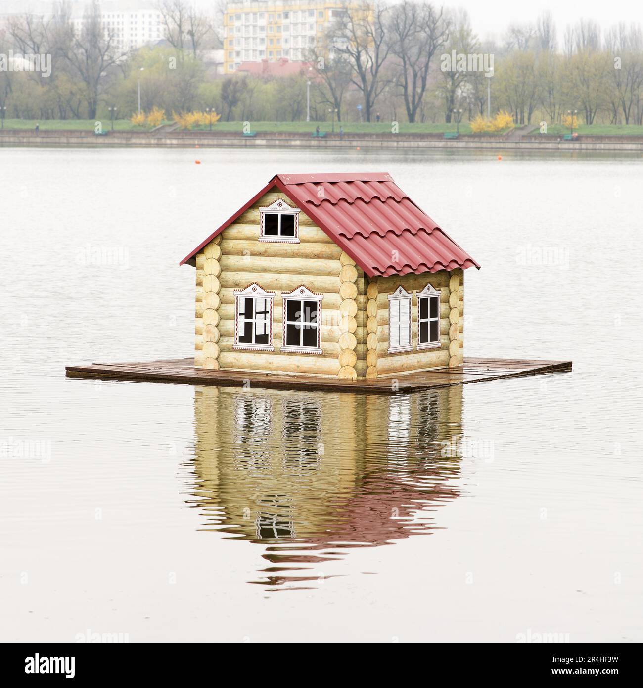 Ein wunderschönes Holzfutterhaus schwimmt auf dem See, mit Futter für Enten, Schwäne und andere Vögel. Es ist eine Hilfe für Vögel in der kalten Jahreszeit, Square Stockfoto